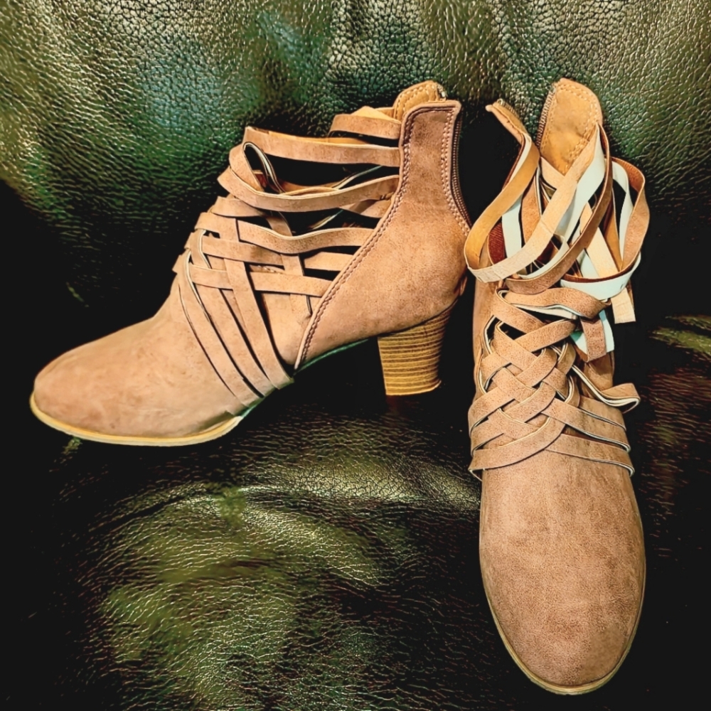 NWOT Cowgirl rockers strappy  high heel boots suede tan/ beige